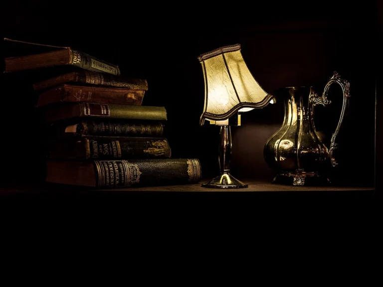 Cena atmosférica de luminária vintage iluminando livros clássicos de suspense e ficção científica sobre mesa de madeira escura